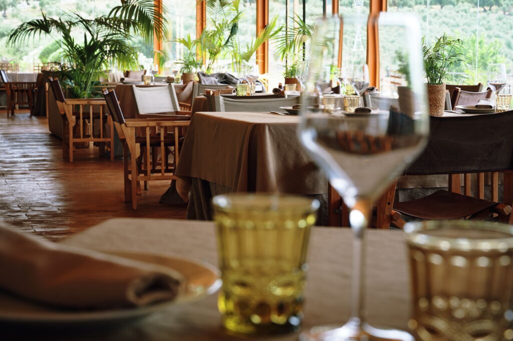 copas y platos sobre mesa en restaurante la divina del rosalejo restaurant in the mountains of cadiz andalusia
