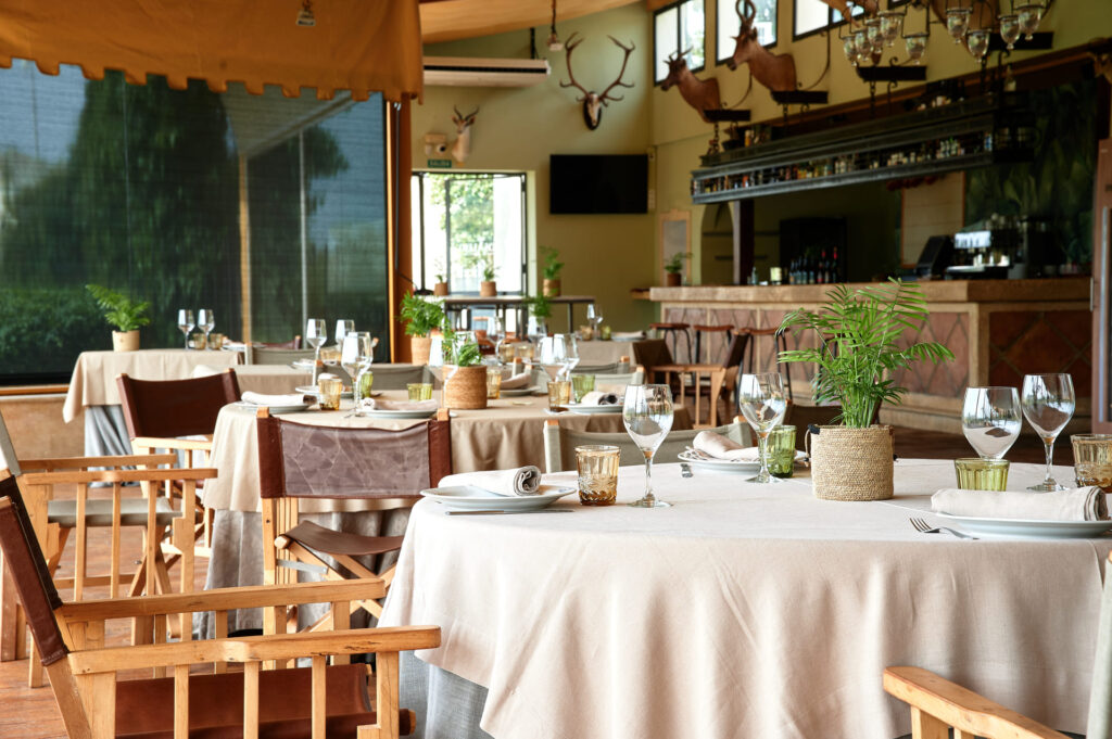mesas preparadas en restaurante la divina del rosalejo restaurant in the mountains of cadiz andalusia